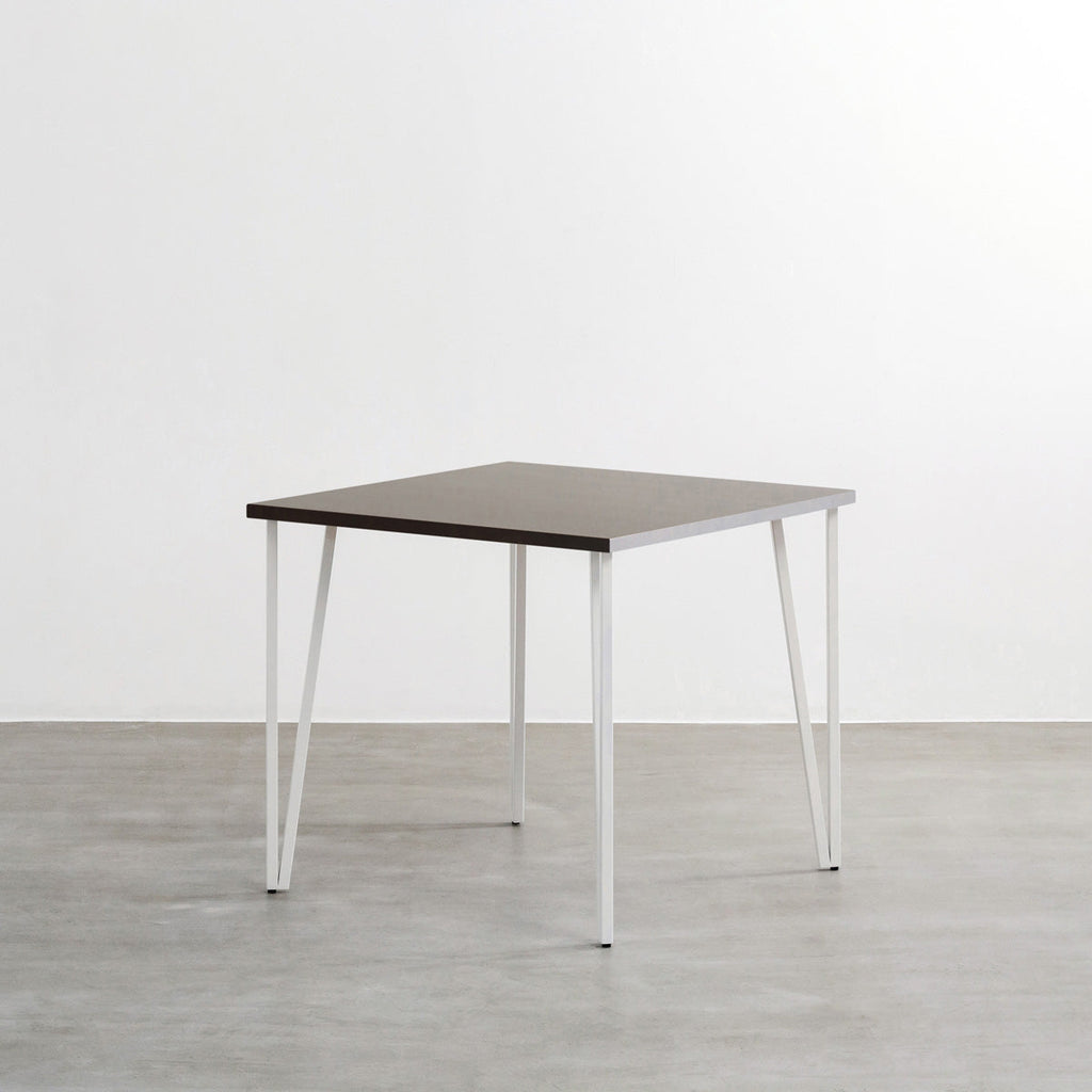 かなでもののラバーウッドBlackBrown天板とトライアングルStraightホワイト脚4本を組み合わせた80cmスクエア型のカフェテーブル（斜め）