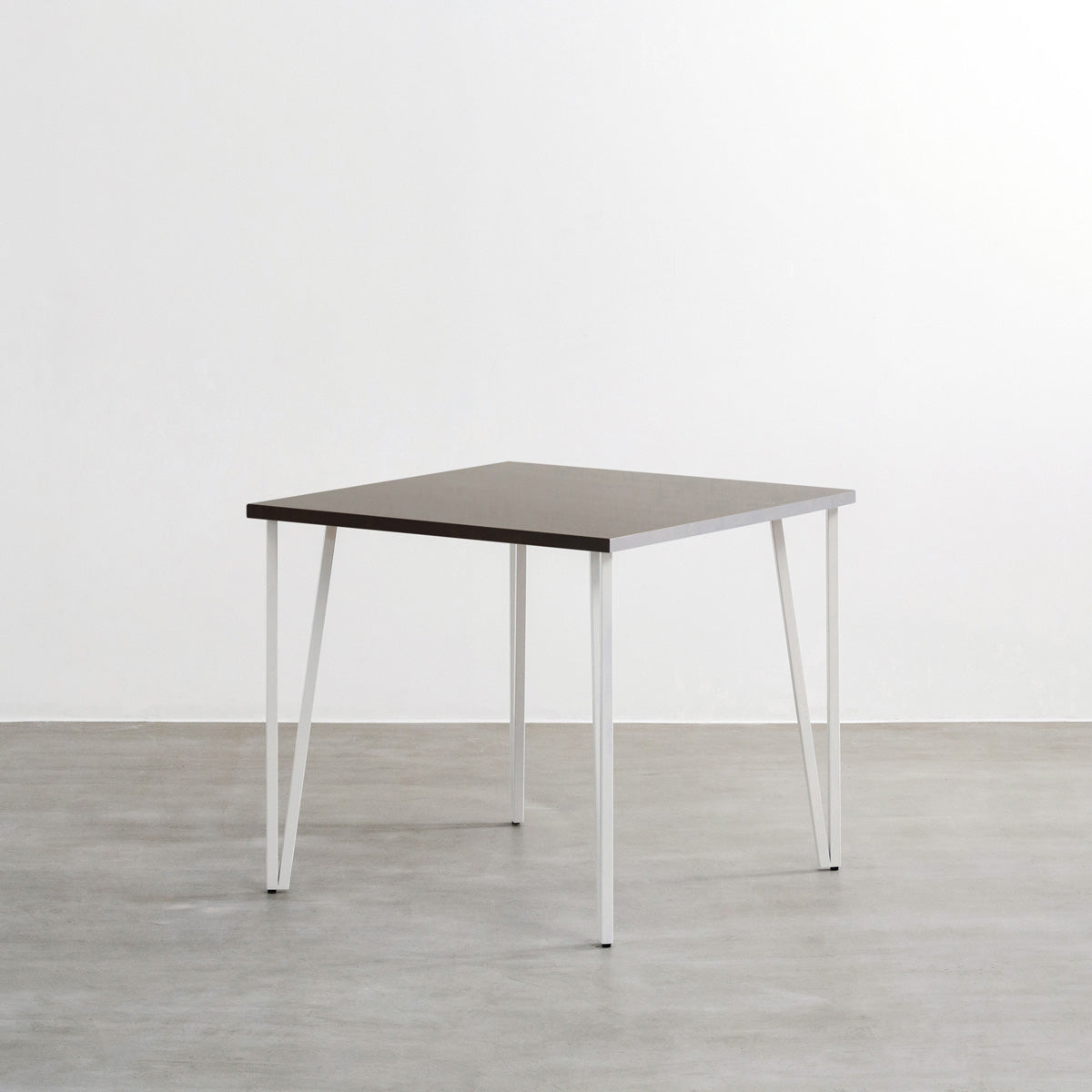 かなでもののラバーウッドBlackBrown天板とトライアングルStraightホワイト脚4本を組み合わせた80cmスクエア型のカフェテーブル（斜め）