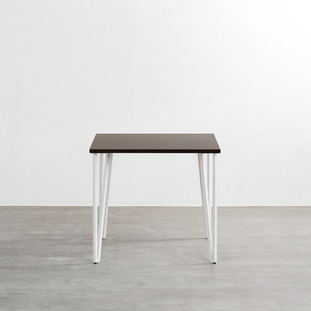 かなでもののラバーウッドBlackBrown天板とトライアングルStraightホワイト脚4本を組み合わせた80cmスクエア型のカフェテーブル（正面）