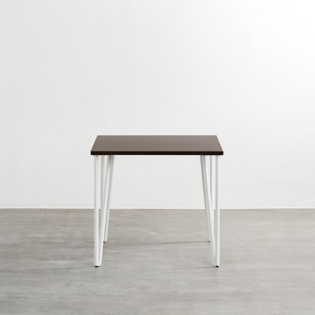 かなでもののラバーウッドBlackBrown天板とトライアングルStraightホワイト脚4本を組み合わせた80cmスクエア型のカフェテーブル（正面）