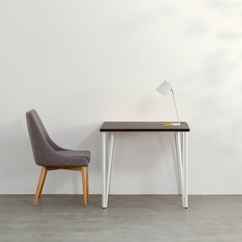 かなでもののラバーウッドBlackBrown天板とトライアングルStraightホワイト脚4本を組み合わせた80cmスクエア型のカフェテーブル（使用例）