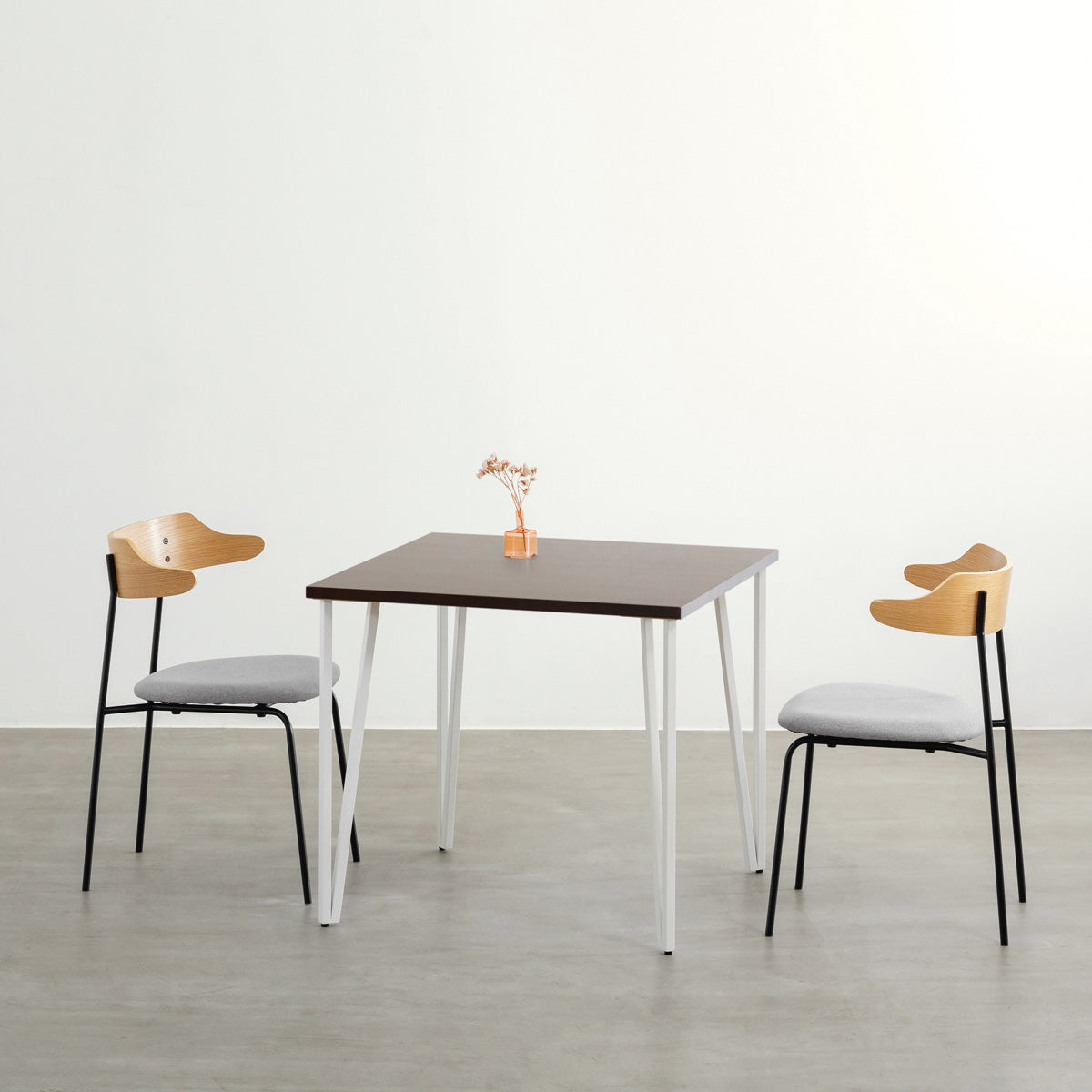 かなでもののラバーウッドBlackBrown天板とトライアングルStraightホワイト脚4本を組み合わせた80cmスクエア型のカフェテーブル（使用例2）