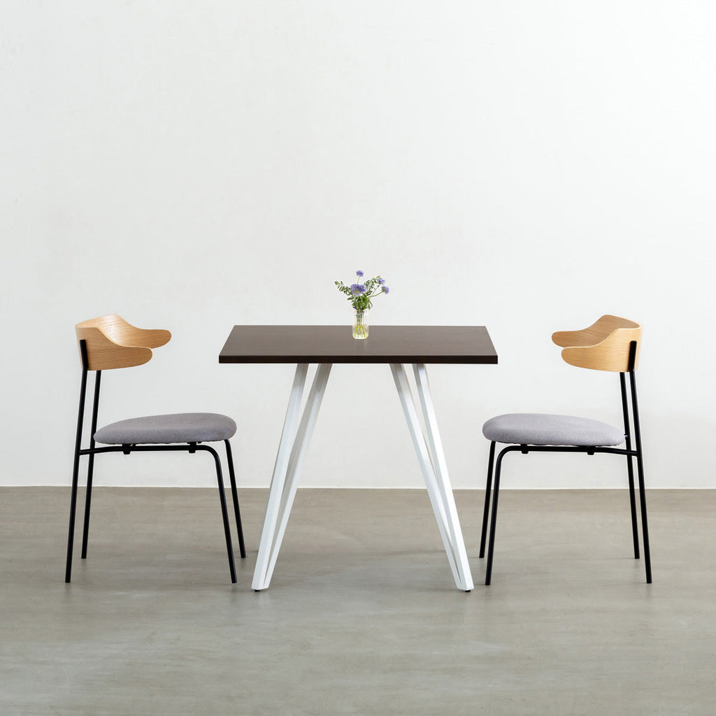 かなでもののラバーウッドBlackBrown天板とトライアングルホワイト脚4本を組み合わせたスクエア型のカフェテーブル（使用例2）