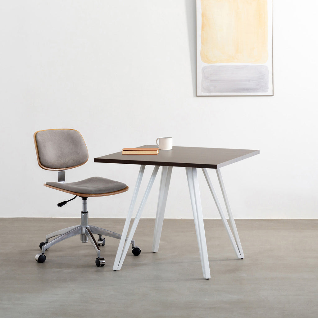 かなでもののラバーウッドBlackBrown天板とトライアングルホワイト脚4本を組み合わせたスクエア型のカフェテーブル（使用例）