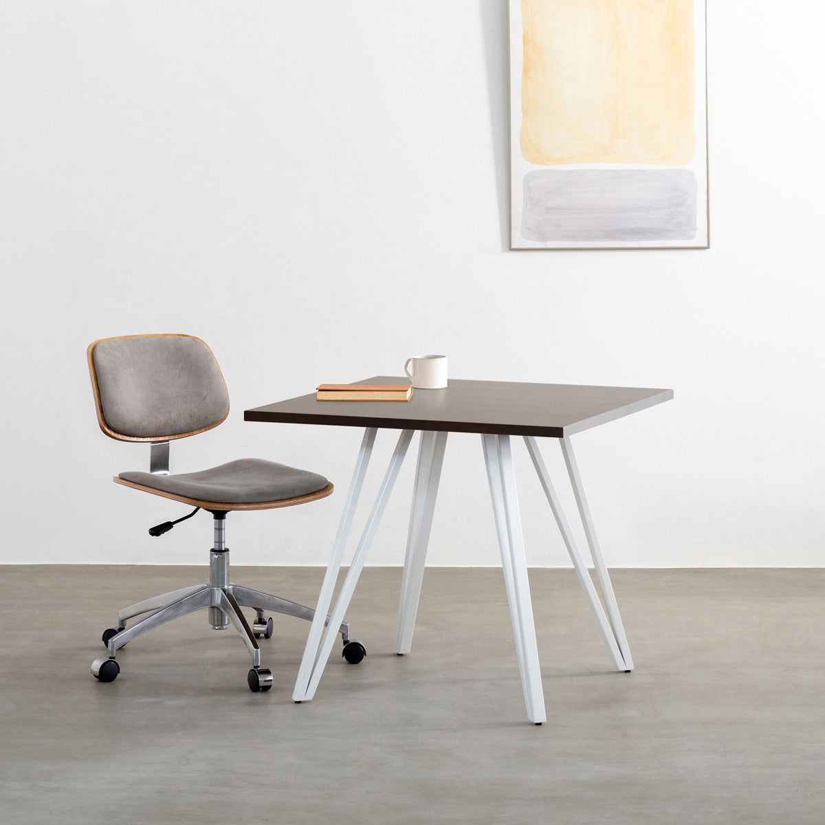 かなでもののラバーウッドBlackBrown天板とトライアングルホワイト脚4本を組み合わせたスクエア型のカフェテーブル（使用例）