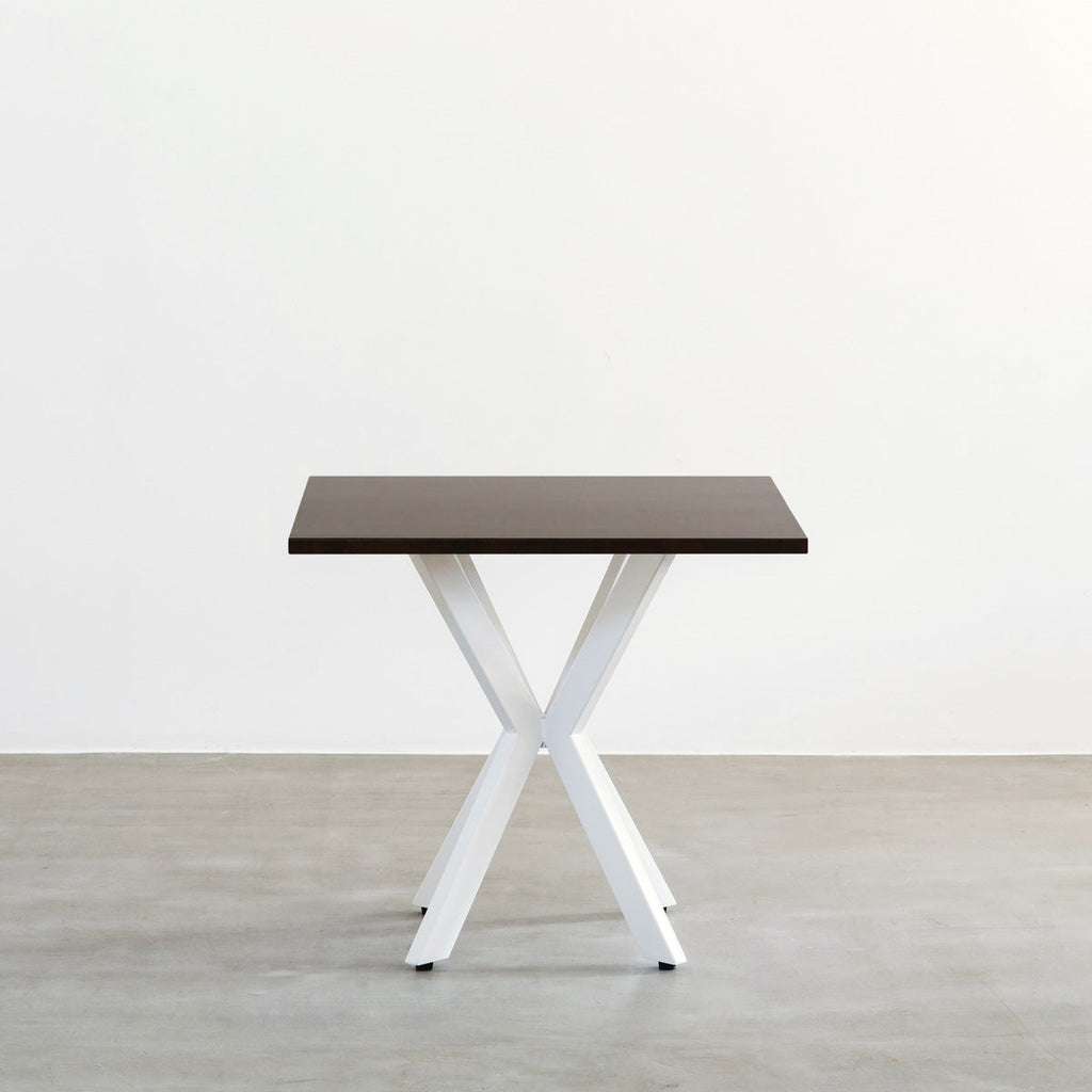 かなでもののラバーウッドBlackBrownのスクエア天板とデザイン性の高いXラインのホワイト脚を組み合わせたカフェテーブル（正面）