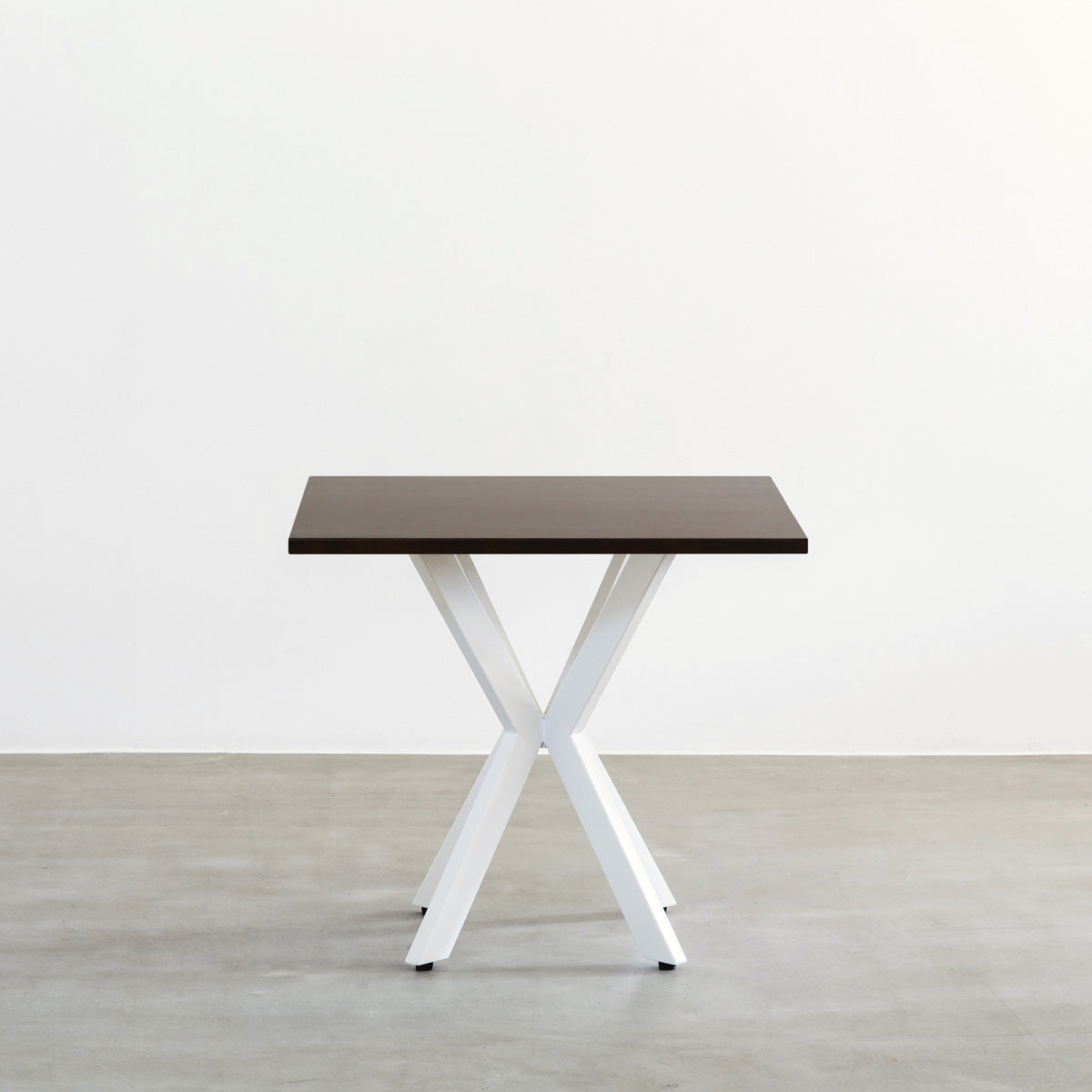 かなでもののラバーウッドBlackBrownのスクエア天板とデザイン性の高いXラインのホワイト脚を組み合わせたカフェテーブル（正面）