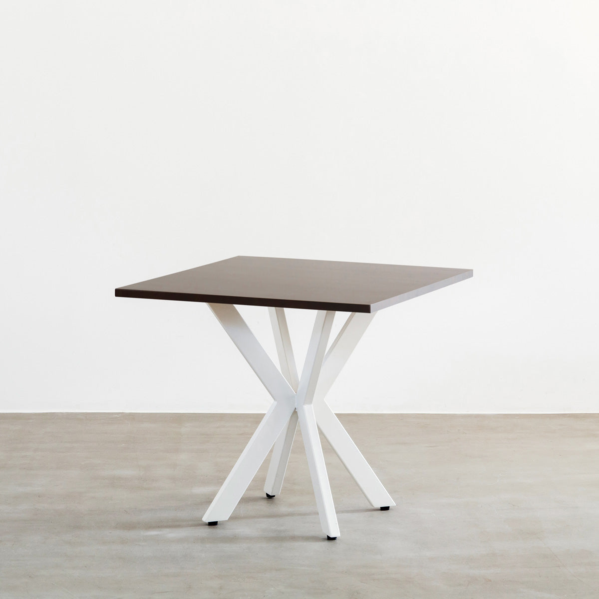 かなでもののラバーウッドBlackBrownのスクエア天板とデザイン性の高いXラインのホワイト脚を組み合わせたカフェテーブル