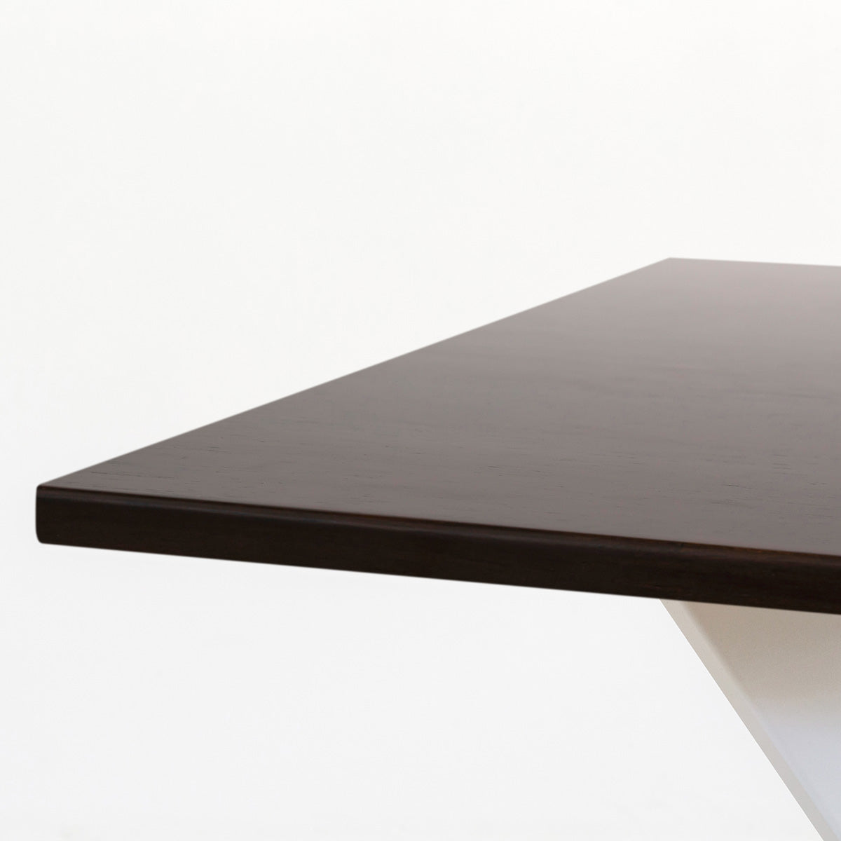 かなでもののラバーウッドBlackBrownのスクエア天板とデザイン性の高いXラインのホワイト脚を組み合わせたカフェテーブル（天板2）