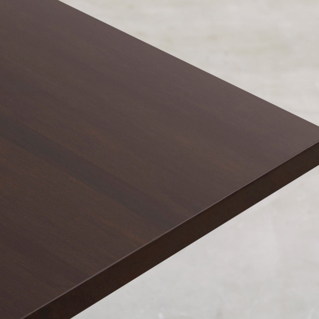 かなでもののラバーウッドBlackBrownのスクエア天板とデザイン性の高いXラインのホワイト脚を組み合わせたカフェテーブル（天板）