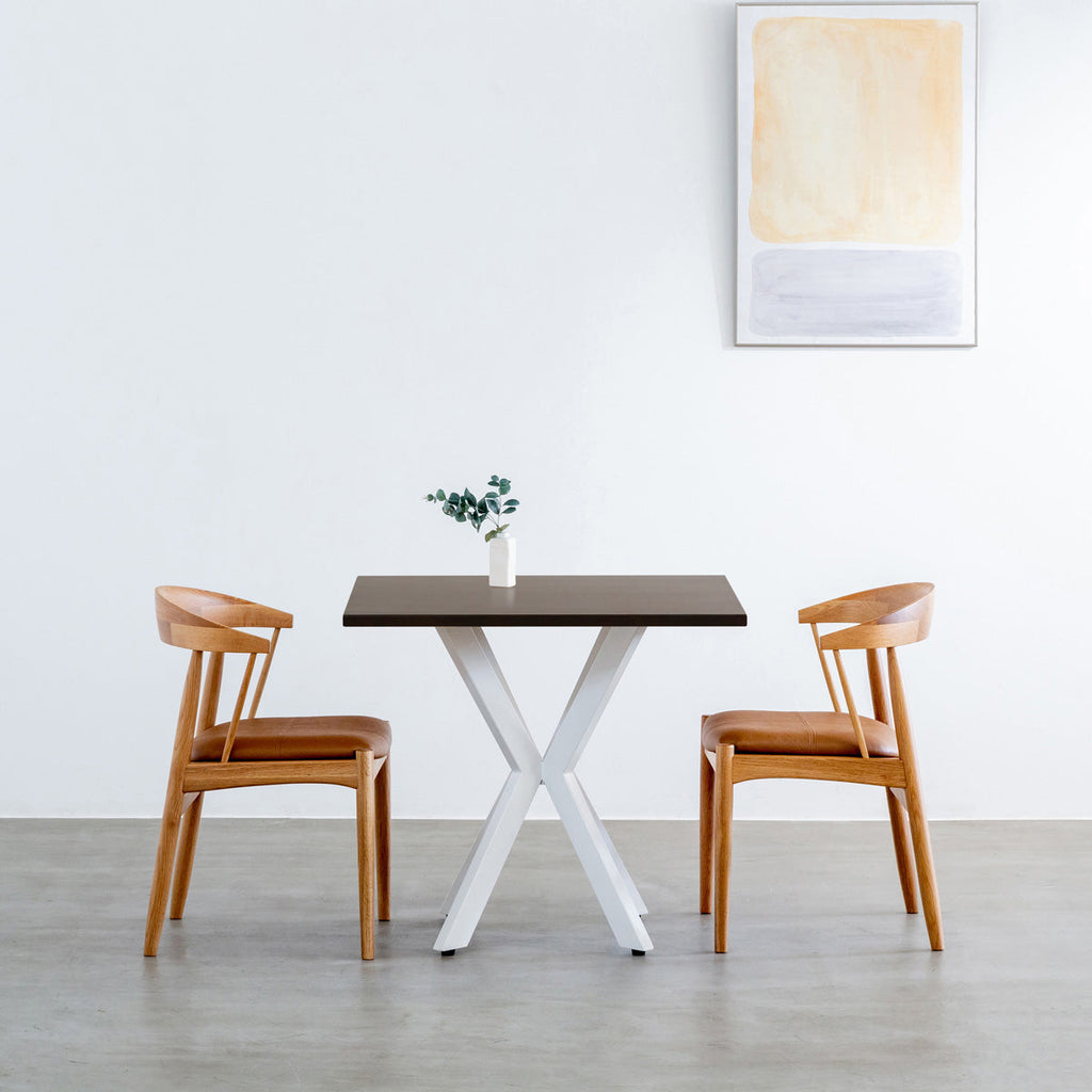 かなでもののラバーウッドBlackBrownのスクエア天板とデザイン性の高いXラインのホワイト脚を組み合わせたカフェテーブル（使用例2）