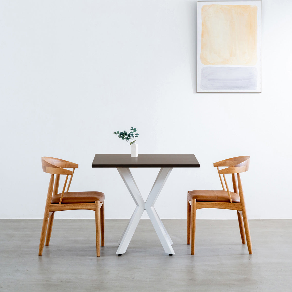 かなでもののラバーウッドBlackBrownのスクエア天板とデザイン性の高いXラインのホワイト脚を組み合わせたカフェテーブル（使用例2）