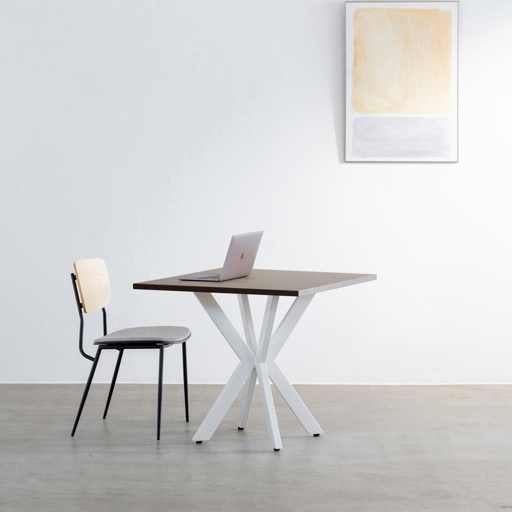 かなでもののラバーウッドBlackBrownのスクエア天板とデザイン性の高いXラインのホワイト脚を組み合わせたカフェテーブル（使用例）