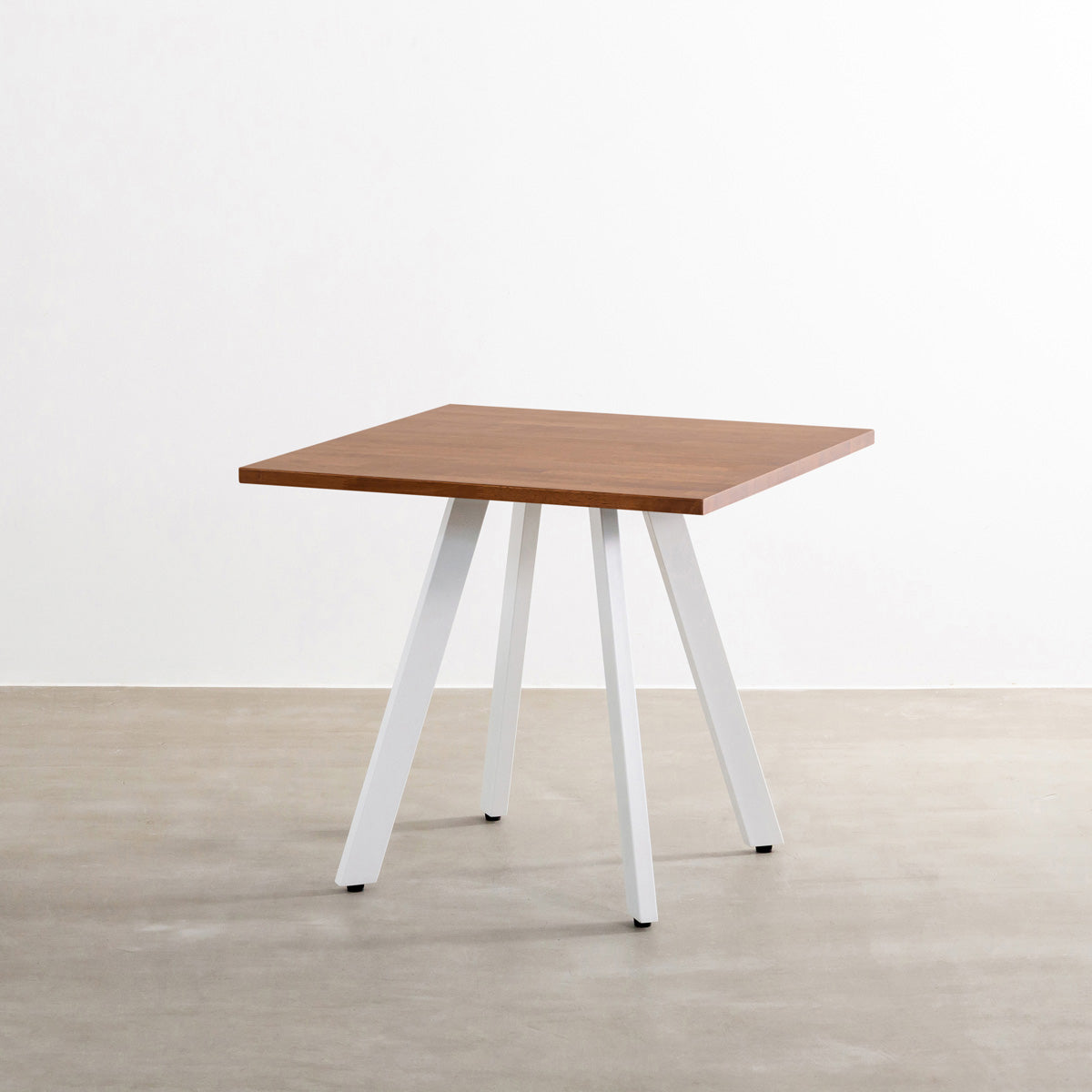 かなでもののラバーウッド材のスクエア天板Brownとホワイトの4pinアイアン脚を組み合わせたすっきりとしたデザインのカフェテーブル