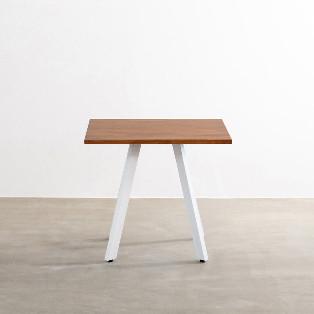 かなでもののラバーウッド材のスクエア天板Brownとホワイトの4pinアイアン脚を組み合わせたすっきりとしたデザインのカフェテーブル（正面）