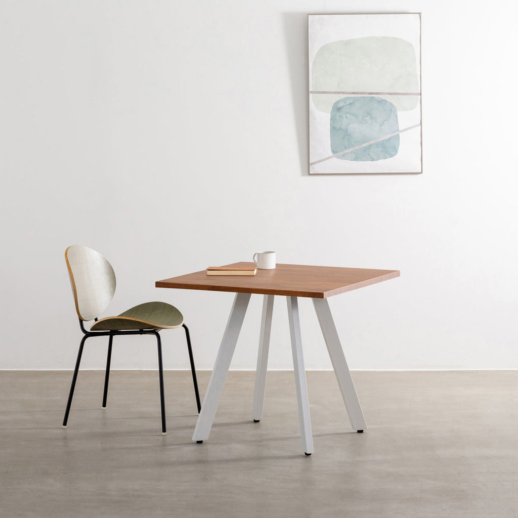 かなでもののラバーウッド材のスクエア天板Brownとホワイトの4pinアイアン脚を組み合わせたすっきりとしたデザインのカフェテーブル（使用例2）