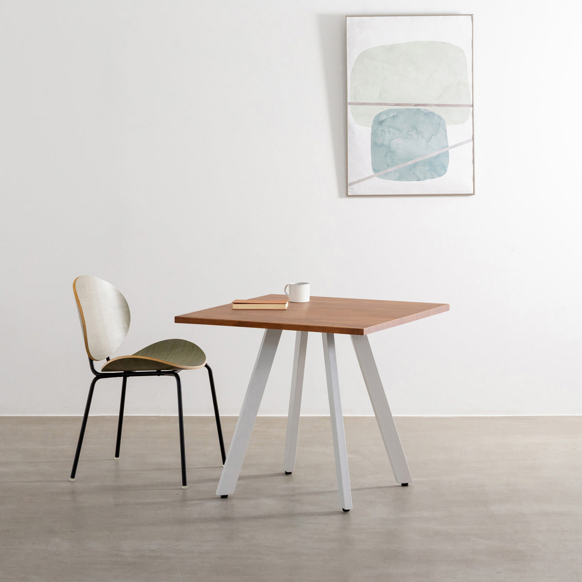 かなでもののラバーウッド材のスクエア天板Brownとホワイトの4pinアイアン脚を組み合わせたすっきりとしたデザインのカフェテーブル（使用例2）