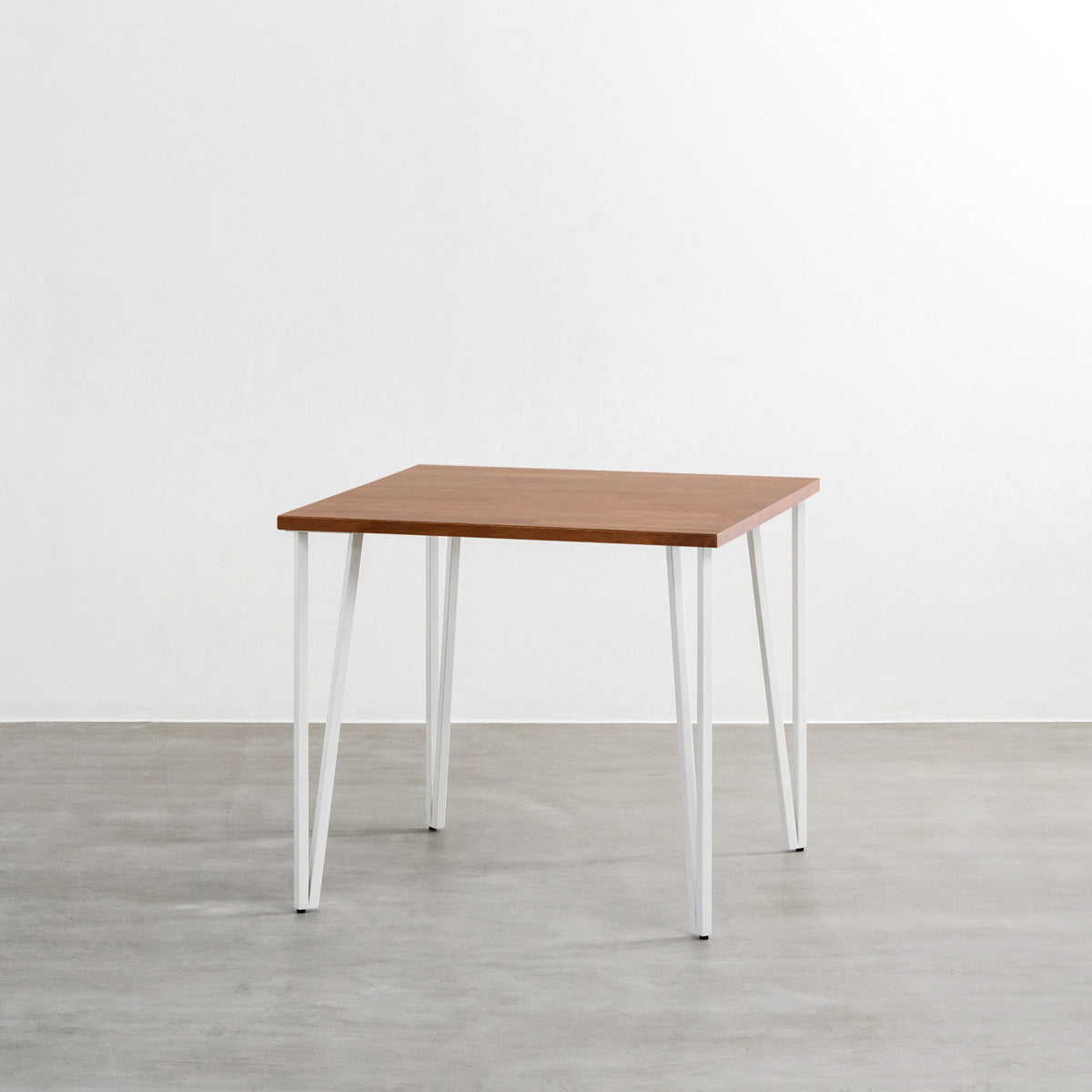 かなでもののラバーウッドBrown天板とトライアングルStraightホワイト脚4本を組み合わせた80cmスクエア型のカフェテーブル