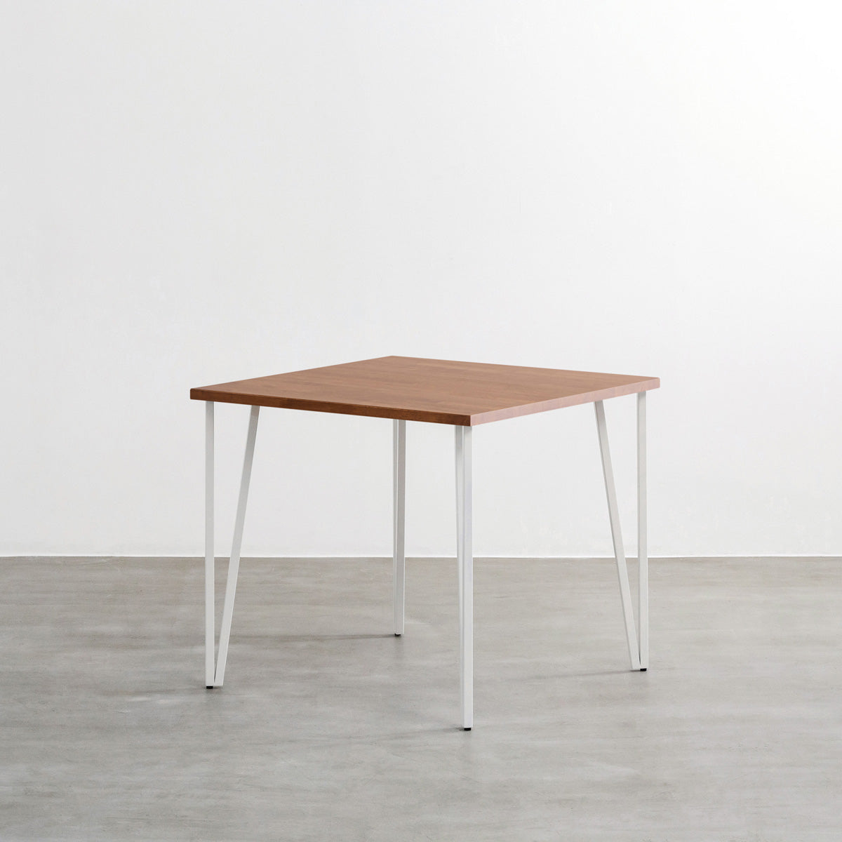 かなでもののラバーウッドBrown天板とトライアングルStraightホワイト脚4本を組み合わせた80cmスクエア型のカフェテーブル（斜め）