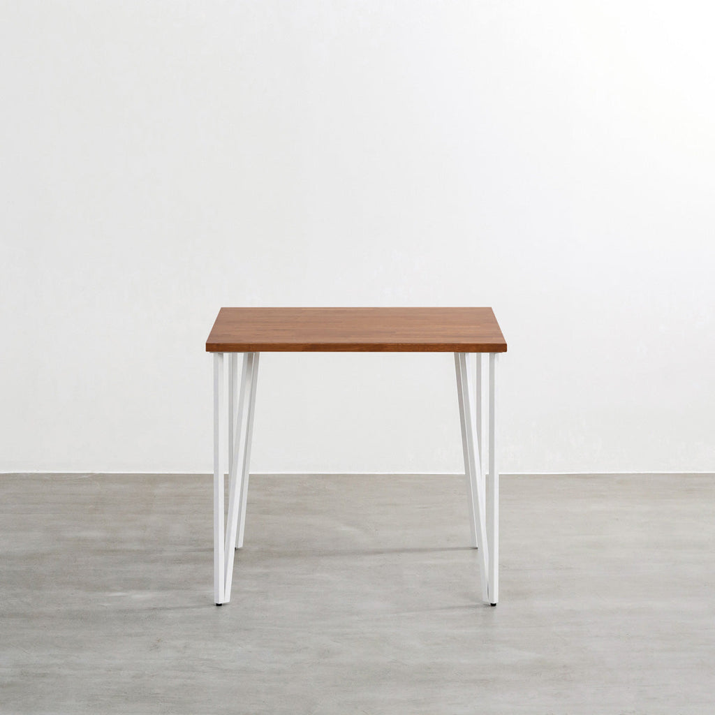 かなでもののラバーウッドBrown天板とトライアングルStraightホワイト脚4本を組み合わせた80cmスクエア型のカフェテーブル（正面）