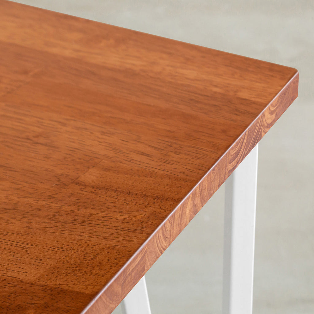 かなでもののラバーウッドBrown天板とトライアングルStraightホワイト脚4本を組み合わせた80cmスクエア型のカフェテーブル（天板）