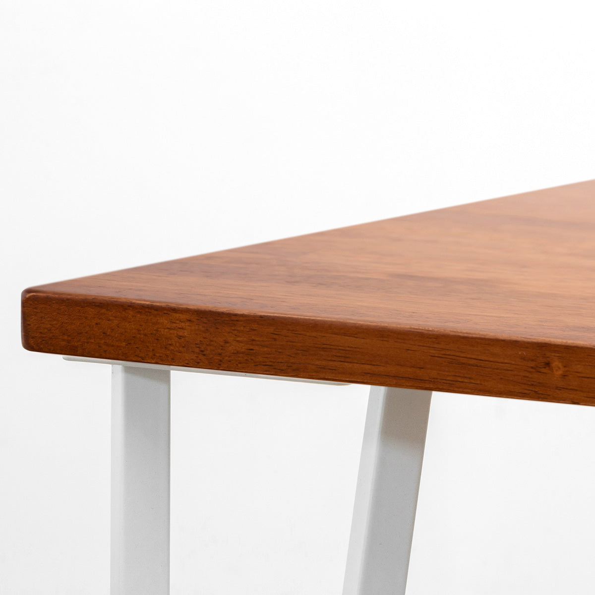 かなでもののラバーウッドBrown天板とトライアングルStraightホワイト脚4本を組み合わせた80cmスクエア型のカフェテーブル（天板と脚）