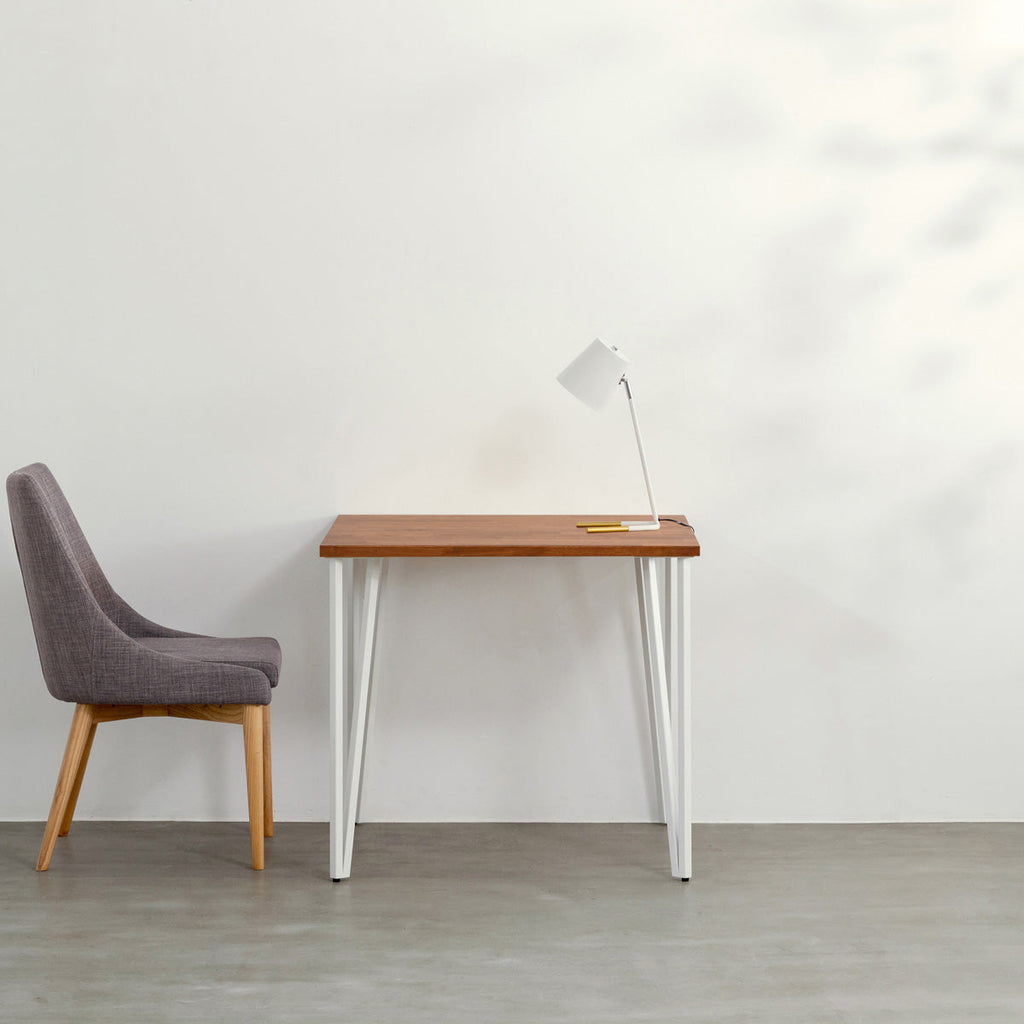 かなでもののラバーウッドBrown天板とトライアングルStraightホワイト脚4本を組み合わせた80cmスクエア型のカフェテーブル（使用例2）