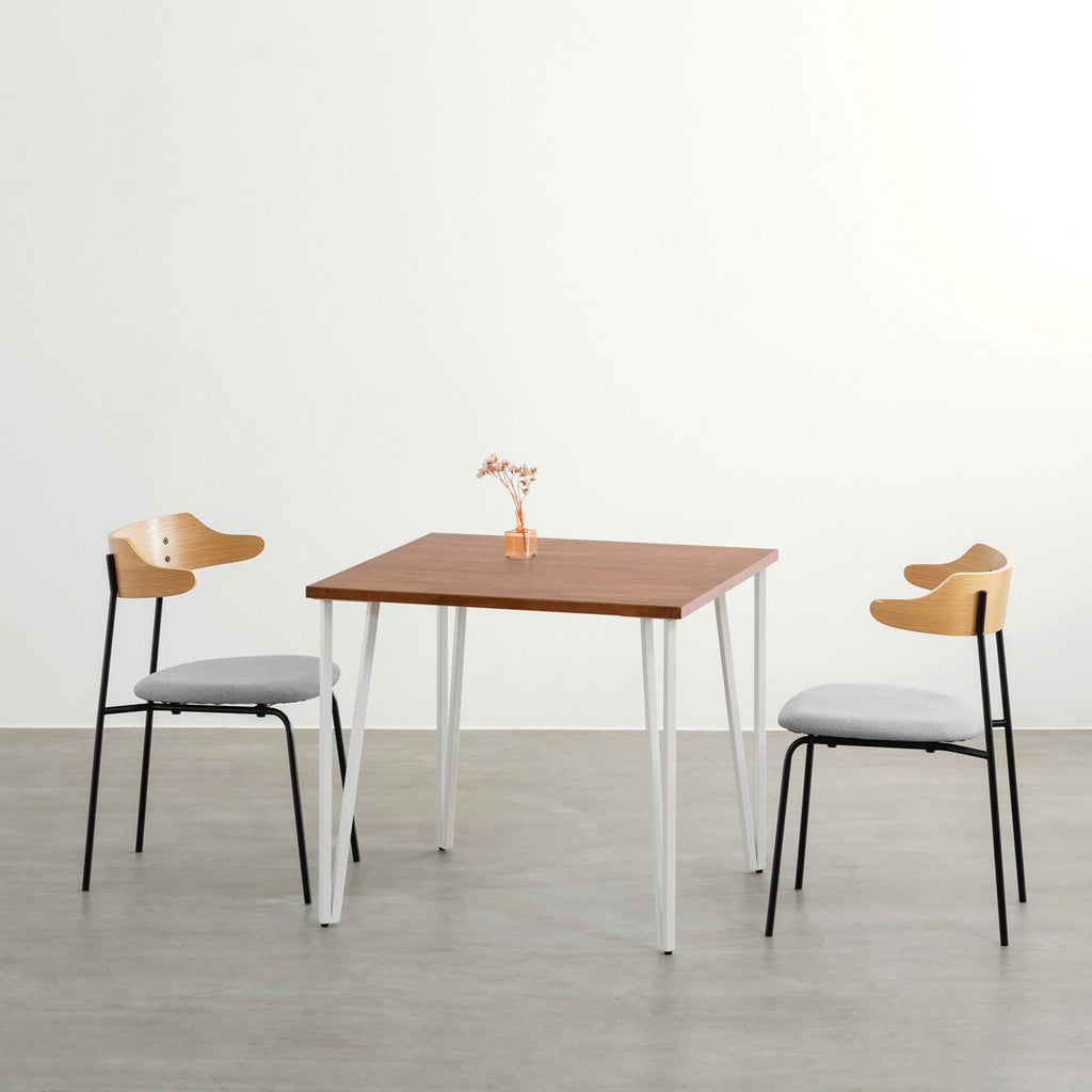 かなでもののラバーウッドBrown天板とトライアングルStraightホワイト脚4本を組み合わせた80cmスクエア型のカフェテーブル（使用例）