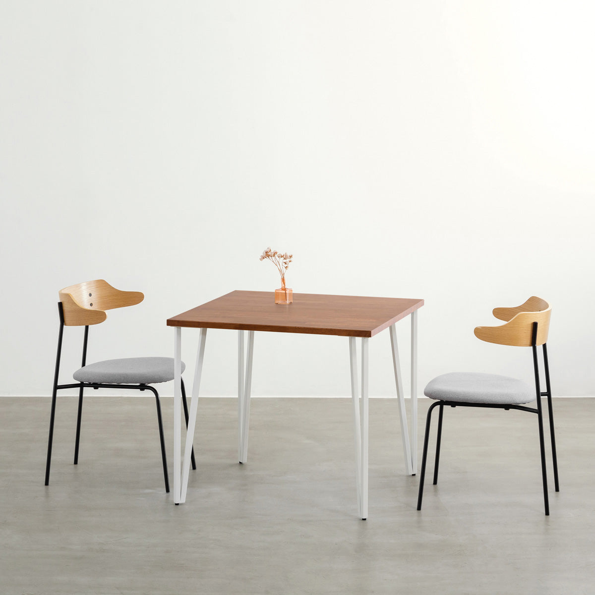 かなでもののラバーウッドBrown天板とトライアングルStraightホワイト脚4本を組み合わせた80cmスクエア型のカフェテーブル（使用例）