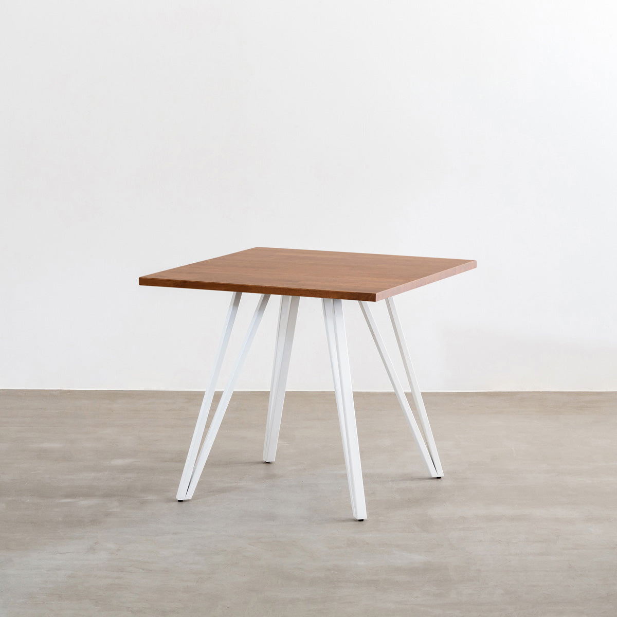かなでもののラバーウッドBrown天板とトライアングルホワイト脚4本を組み合わせたスクエア型のカフェテーブル