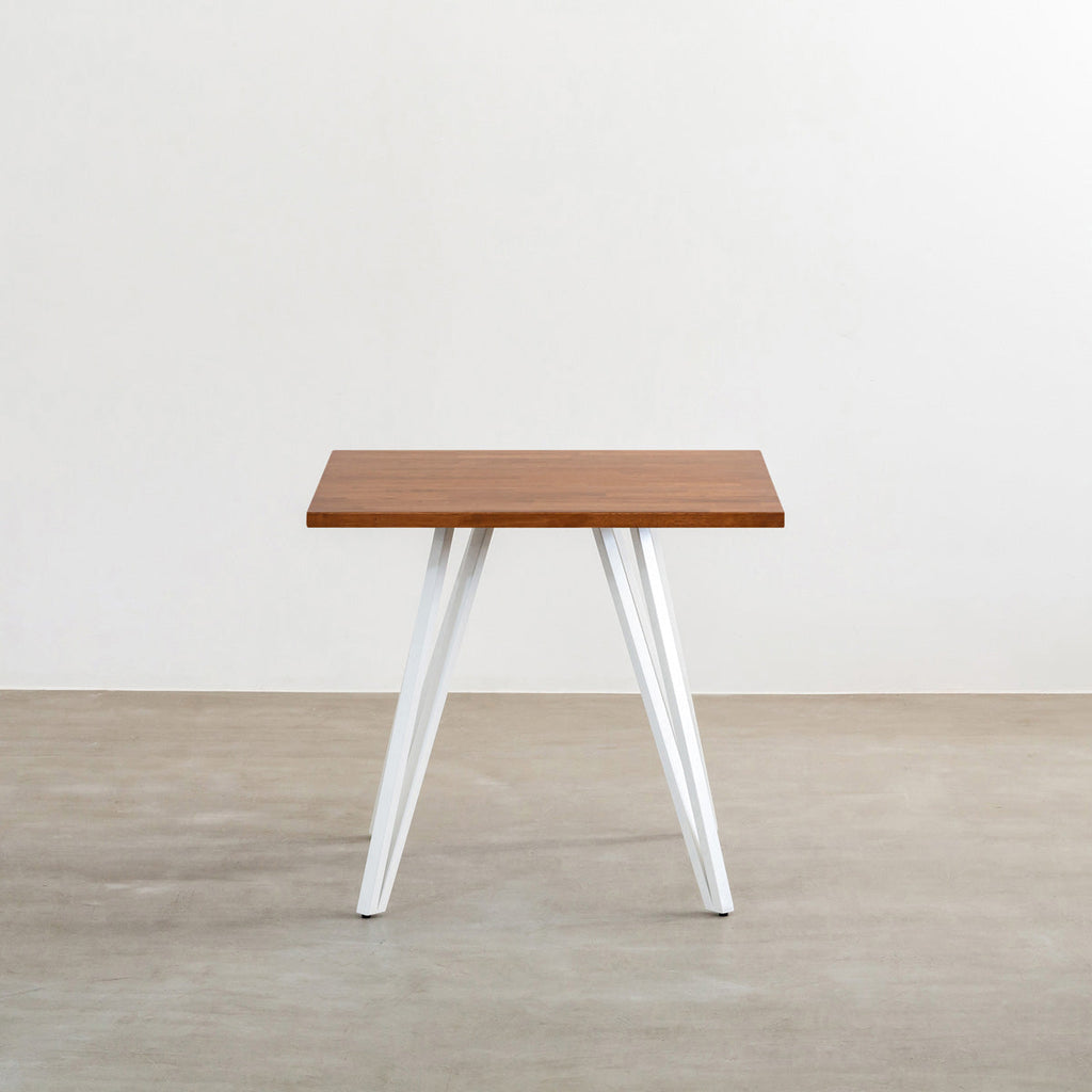 かなでもののラバーウッドBrown天板とトライアングルホワイト脚4本を組み合わせたスクエア型のカフェテーブル（正面）