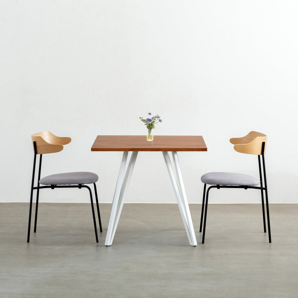 かなでもののラバーウッドBrown天板とトライアングルホワイト脚4本を組み合わせたスクエア型のカフェテーブル（使用例2）