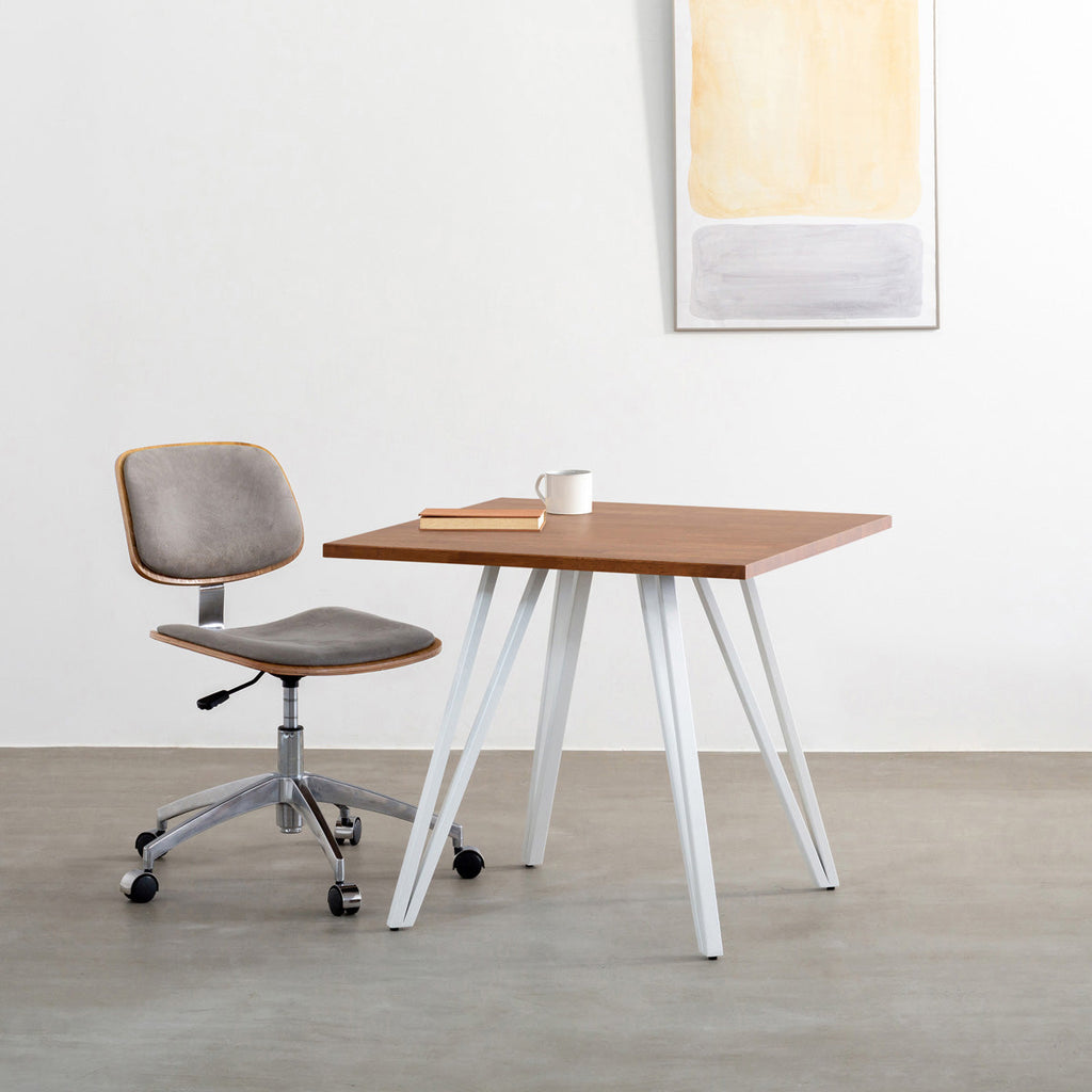 かなでもののラバーウッドBrown天板とトライアングルホワイト脚4本を組み合わせたスクエア型のカフェテーブル（使用例）