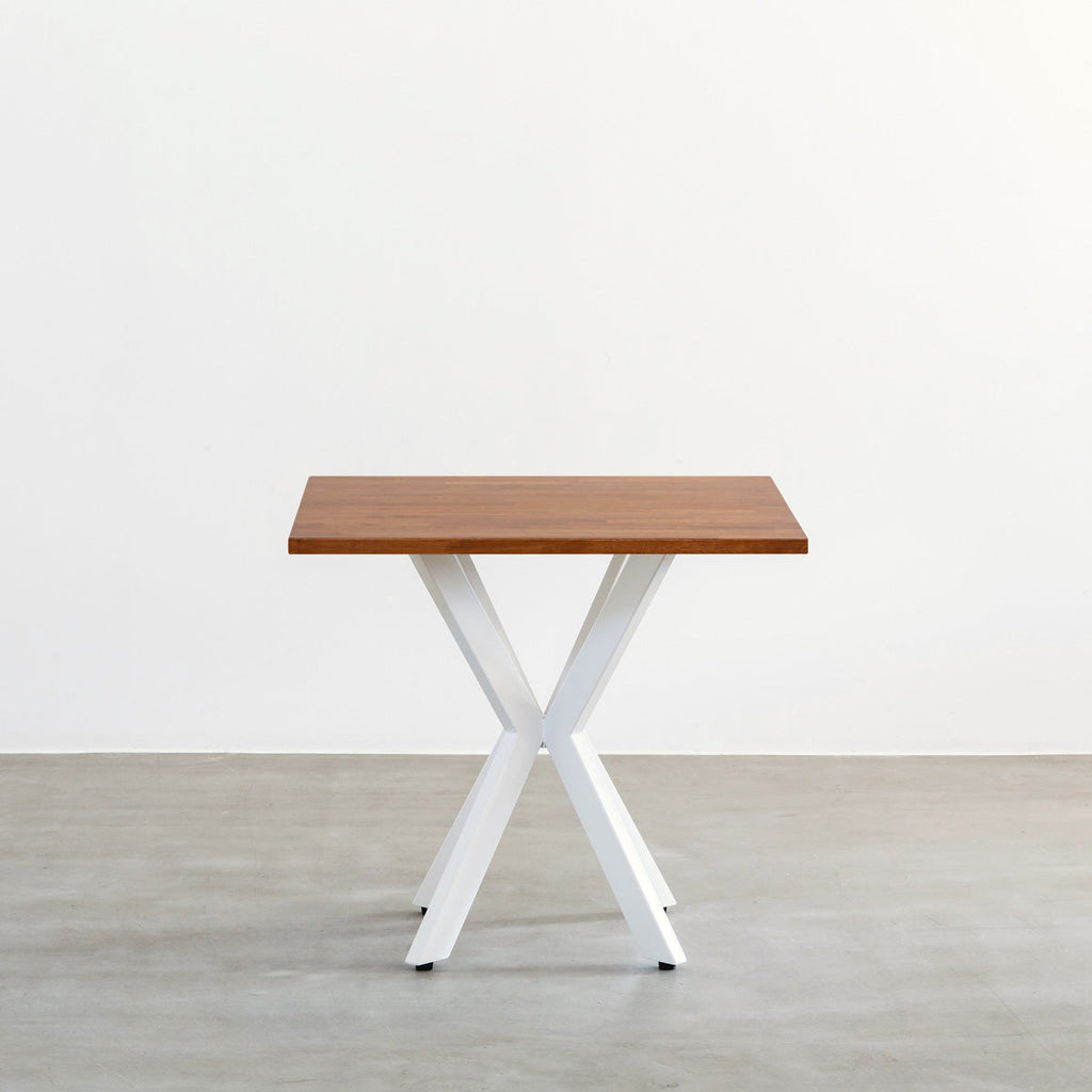 かなでもののラバーウッドBrownのスクエア天板とデザイン性の高いXラインのホワイト脚を組み合わせたカフェテーブル（正面）