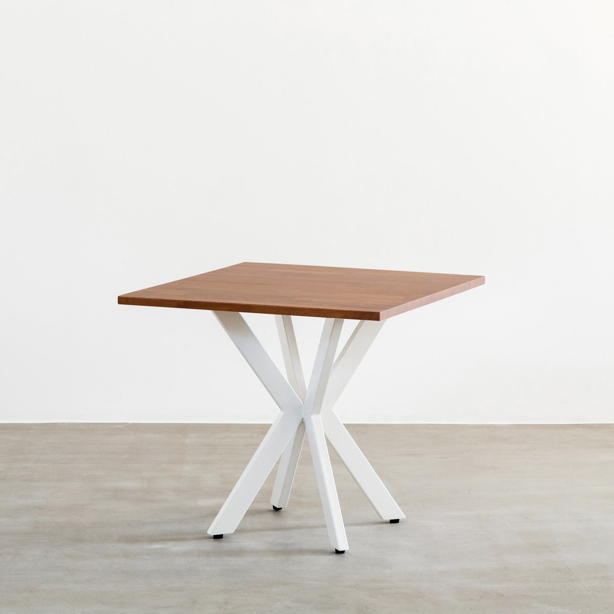 かなでもののラバーウッドBrownのスクエア天板とデザイン性の高いXラインのホワイト脚を組み合わせたカフェテーブル