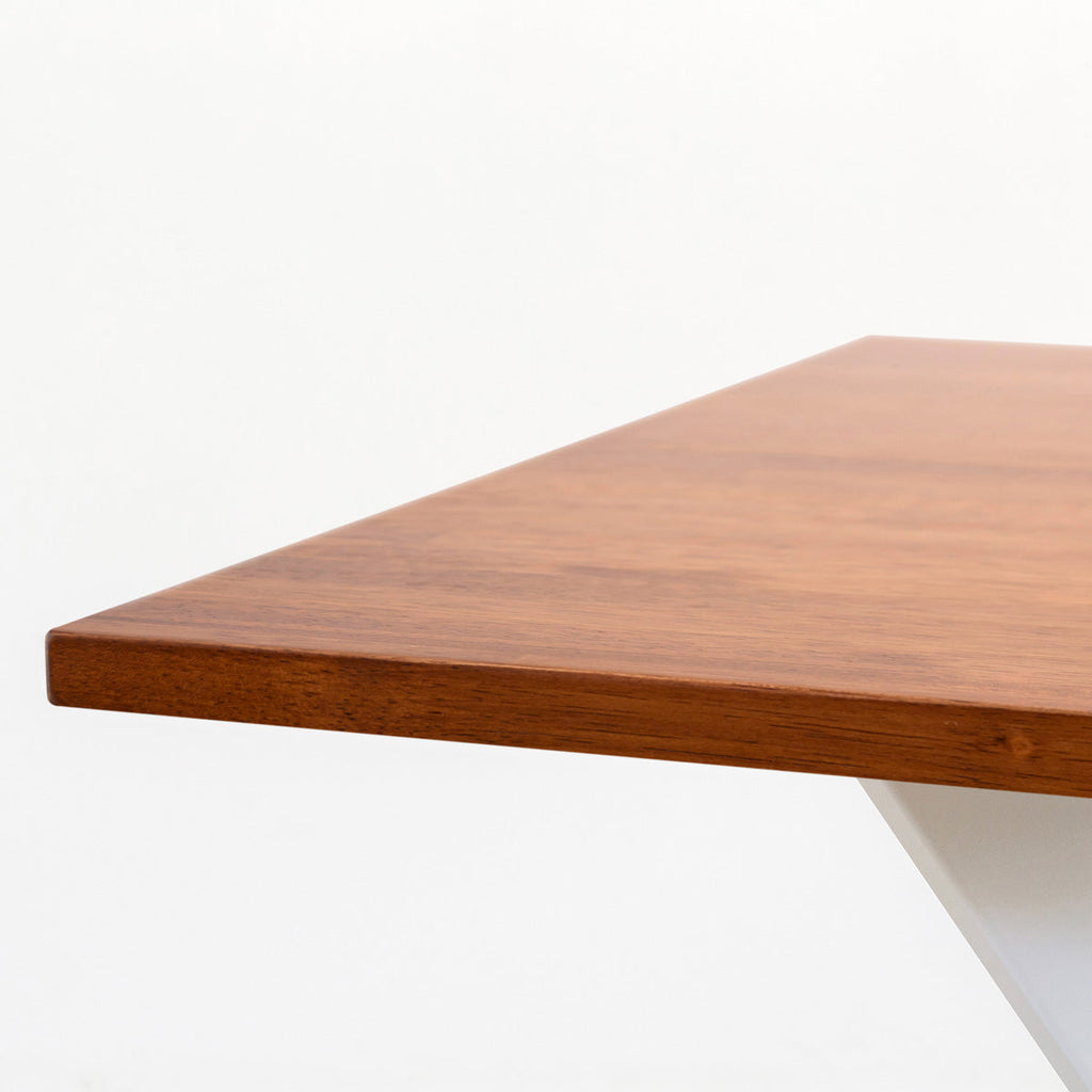 かなでもののラバーウッドBrownのスクエア天板とデザイン性の高いXラインのホワイト脚を組み合わせたカフェテーブル（天板2）