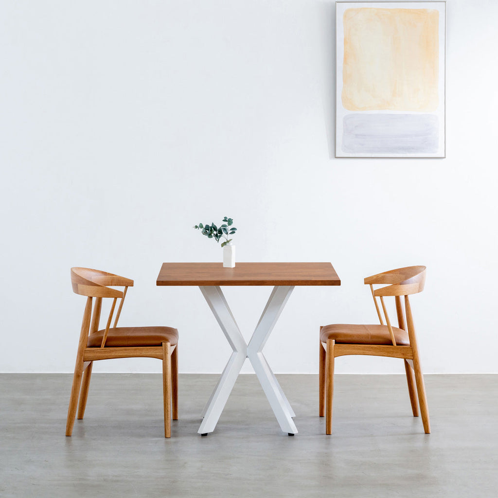 かなでもののラバーウッドBrownのスクエア天板とデザイン性の高いXラインのホワイト脚を組み合わせたカフェテーブル（使用例2）