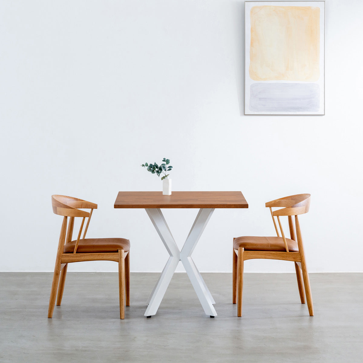 かなでもののラバーウッドBrownのスクエア天板とデザイン性の高いXラインのホワイト脚を組み合わせたカフェテーブル（使用例2）