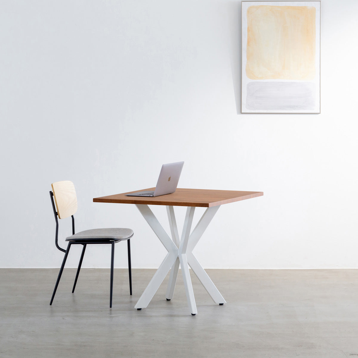 かなでもののラバーウッドBrownのスクエア天板とデザイン性の高いXラインのホワイト脚を組み合わせたカフェテーブル（使用例）