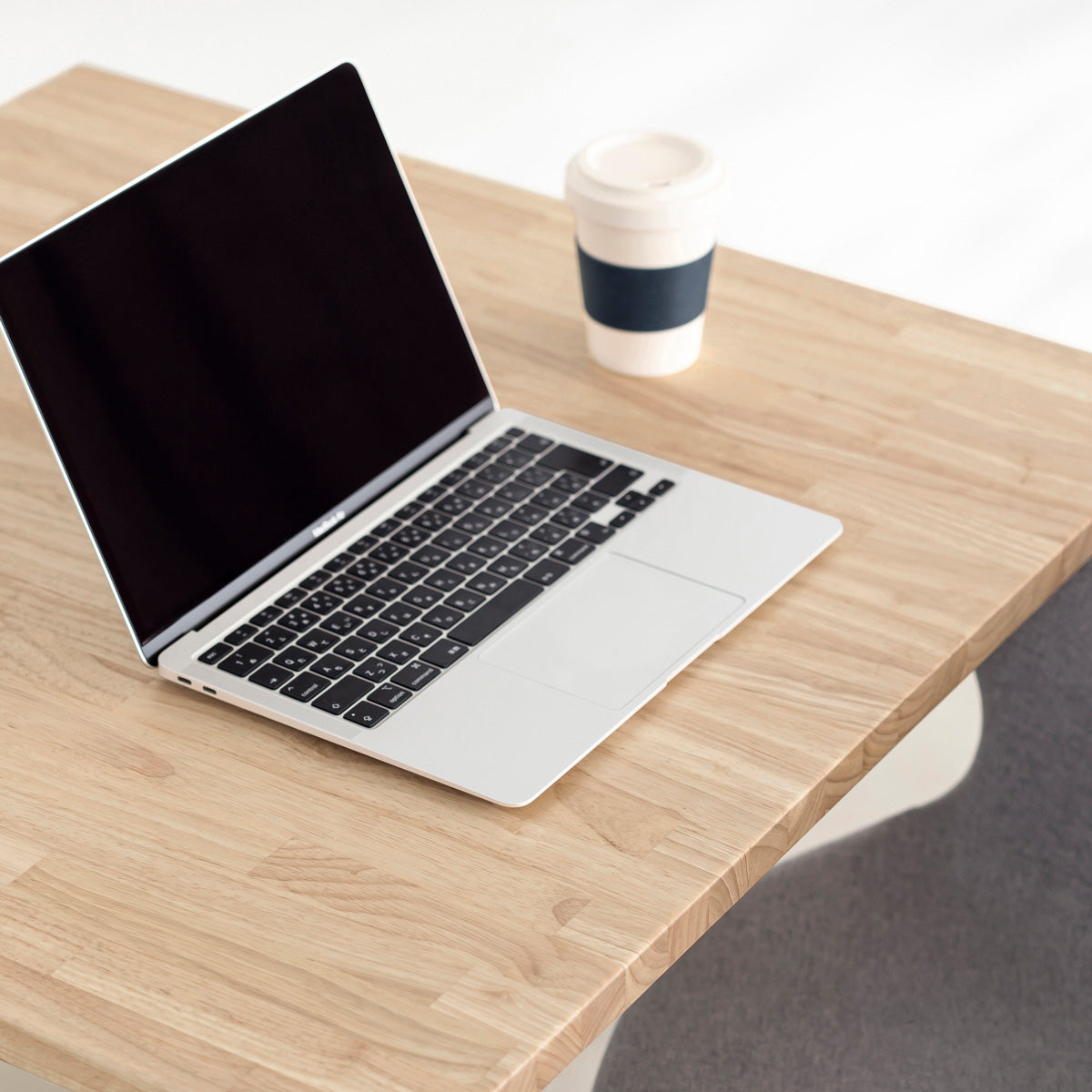 かなでもののラバーウッド材のスクエア天板AshGrayとホワイトの4pinアイアン脚を組み合わせたすっきりとしたデザインのカフェテーブル（使用例5）