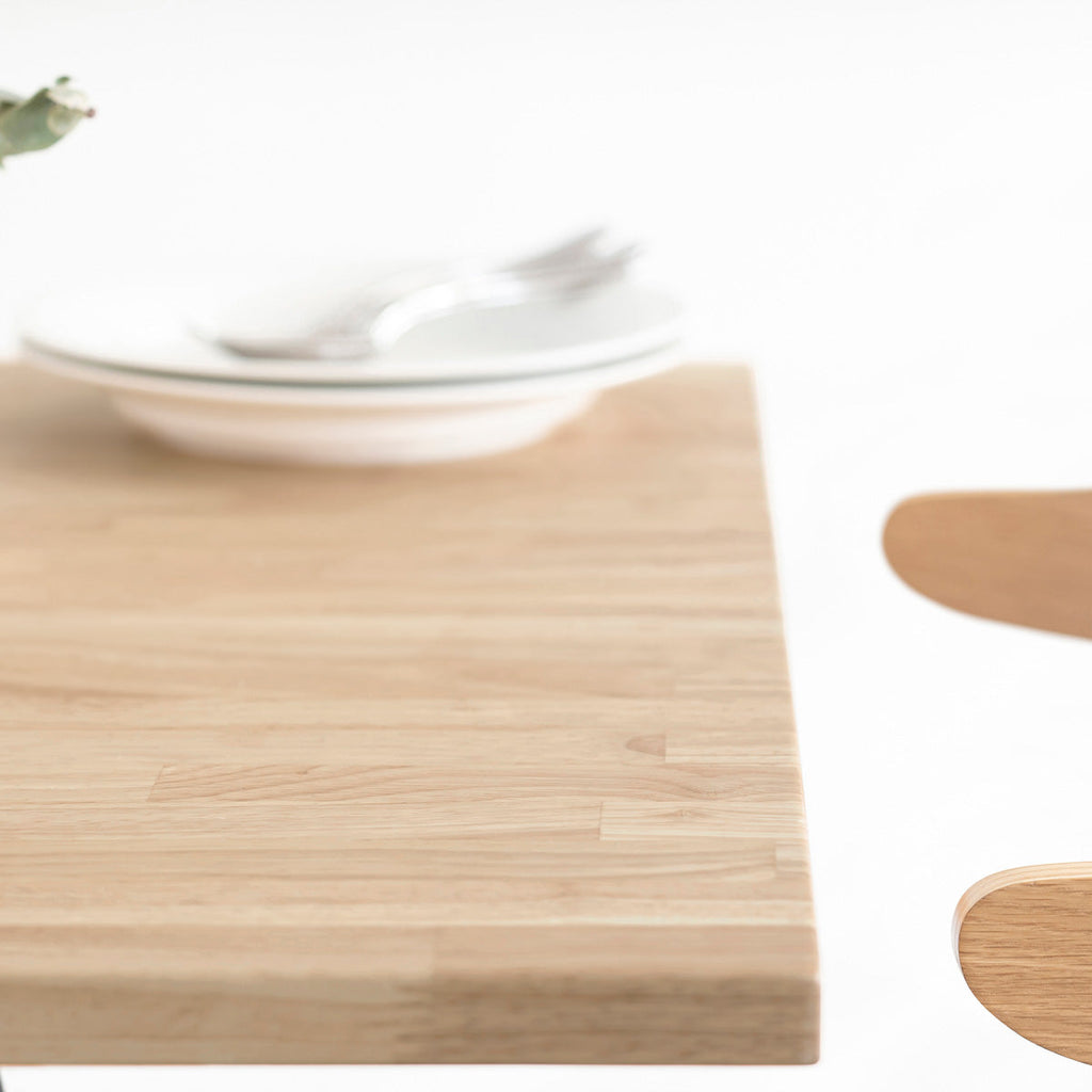 かなでもののラバーウッドAshGray天板とトライアングルホワイト脚4本を組み合わせたスクエア型のカフェテーブル（使用例4）