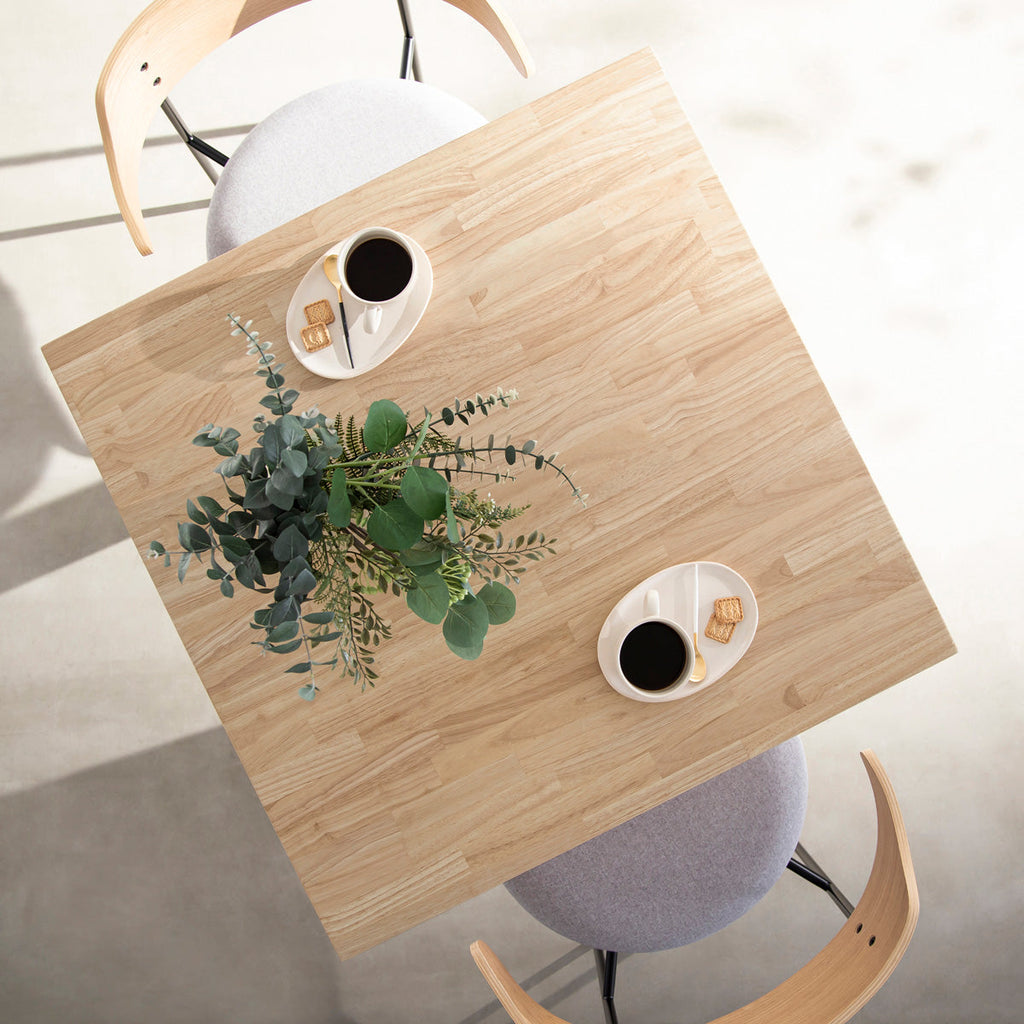 かなでもののラバーウッドAshGray天板とトライアングルStraightホワイト脚4本を組み合わせた100cmスクエア型のカフェテーブル（使用例5）