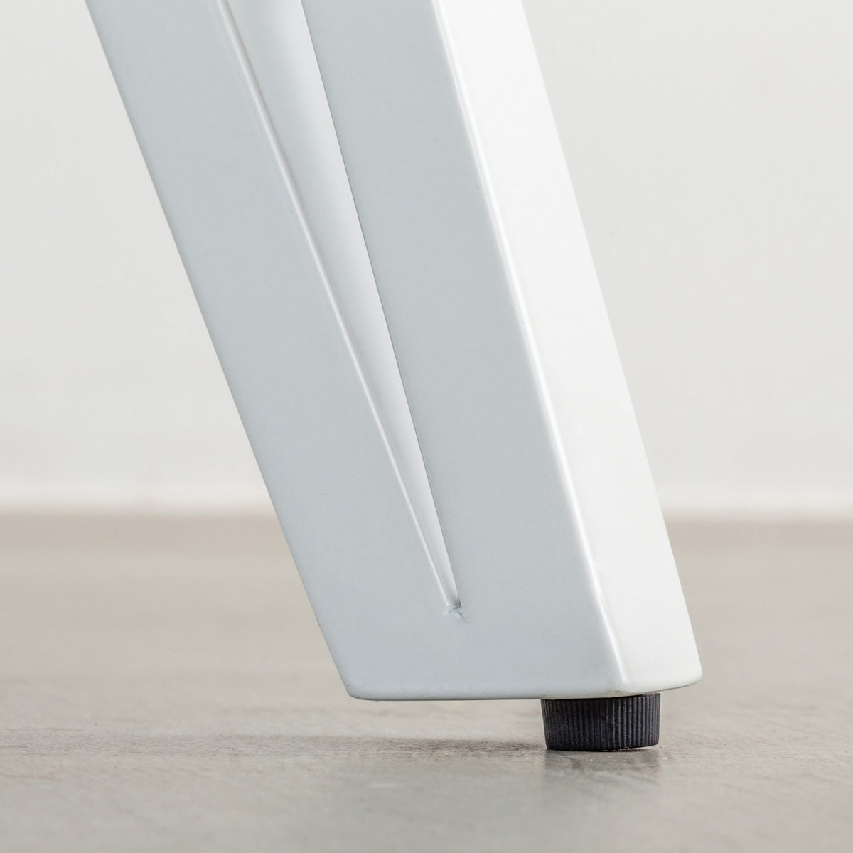 Kanademonoのサテンウォルナットのカフェテーブル