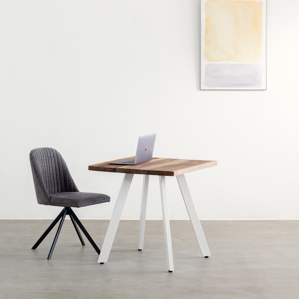 kanademonoの杉無垢ヴィンテージ天板とマットホワイト4pin脚の一辺72cmスクエアカフェテーブル（使用例）