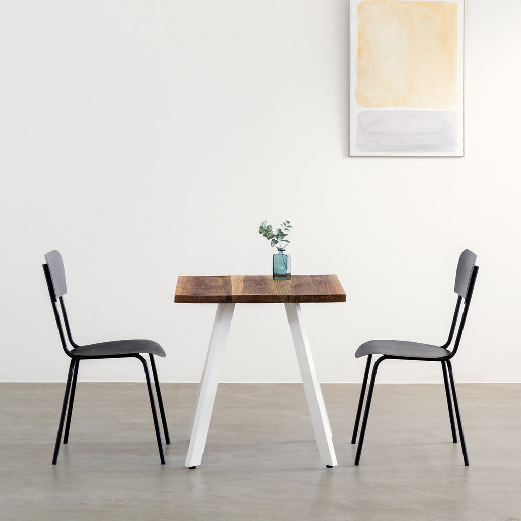 kanademonoの杉無垢ヴィンテージ天板とマットホワイト4pin脚の一辺72cmスクエアカフェテーブル（使用例2）