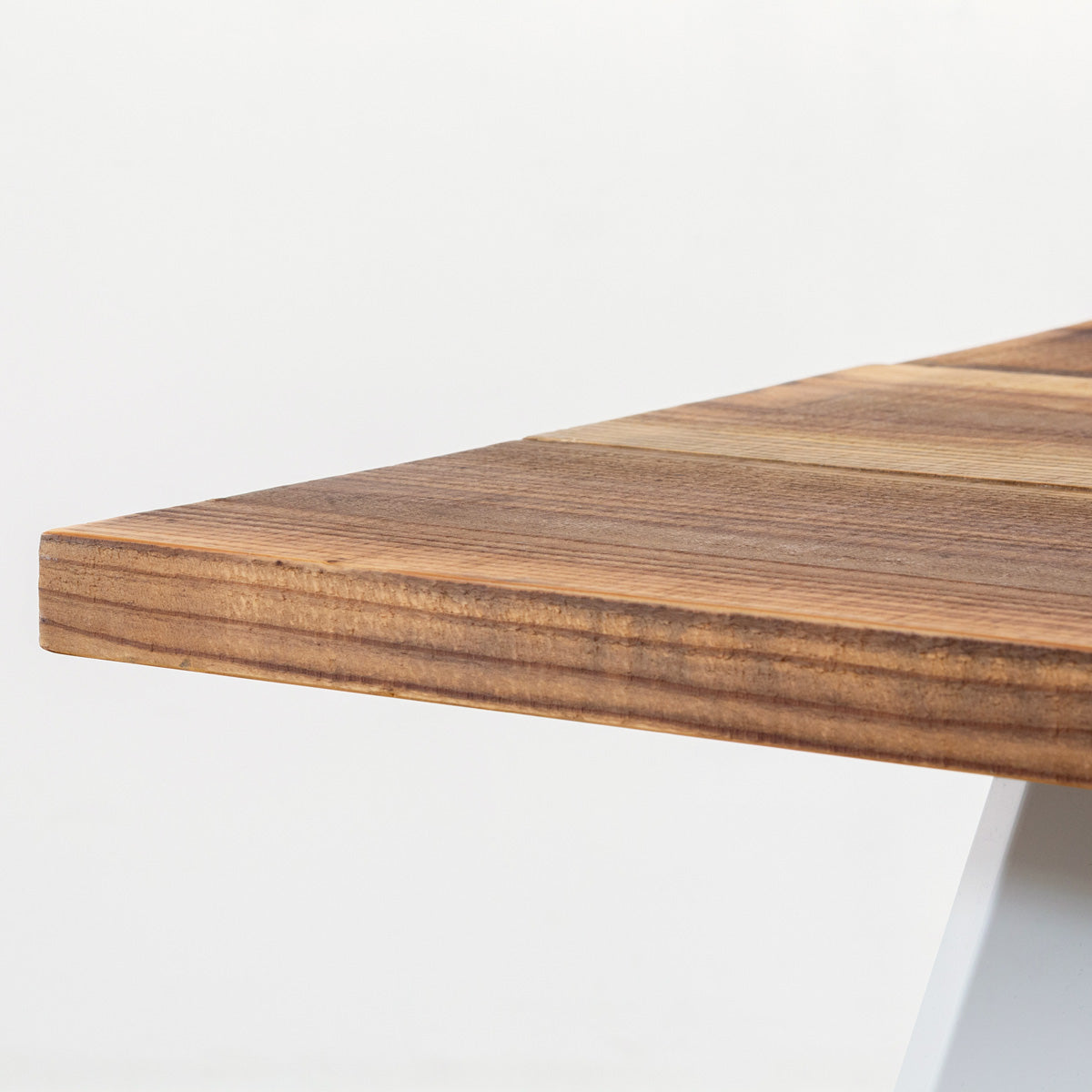 kanademonoの杉無垢ヴィンテージ天板とマットホワイト4pin脚の一辺72cmスクエアカフェテーブル（天板2）