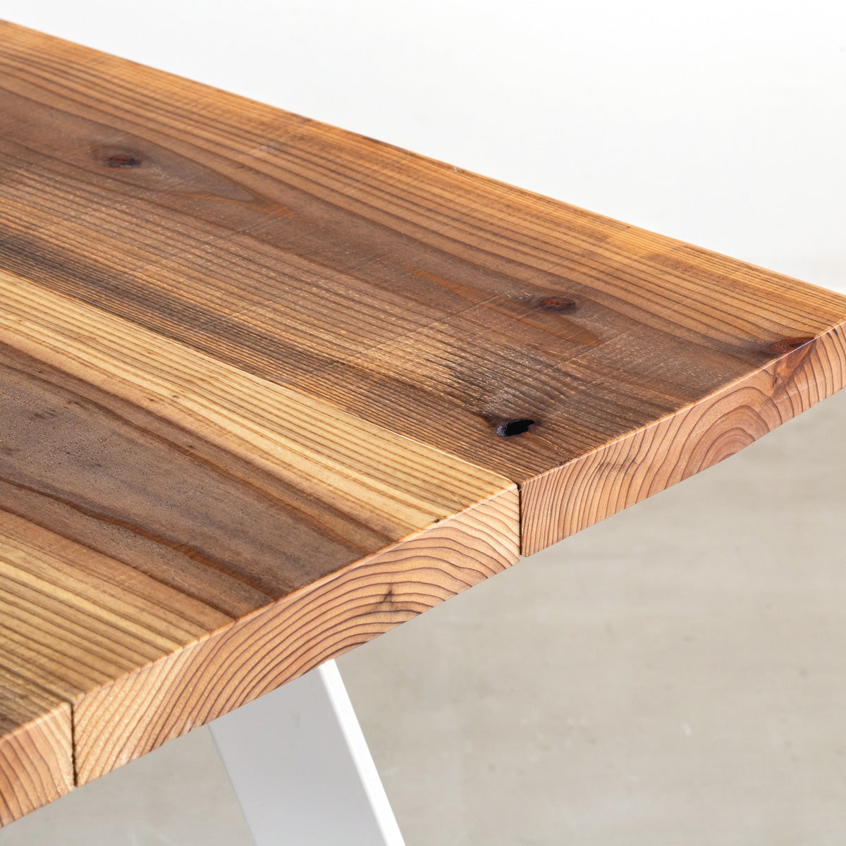 kanademonoの杉無垢ヴィンテージ天板とマットホワイト4pin脚の一辺72cmスクエアカフェテーブル（天板）