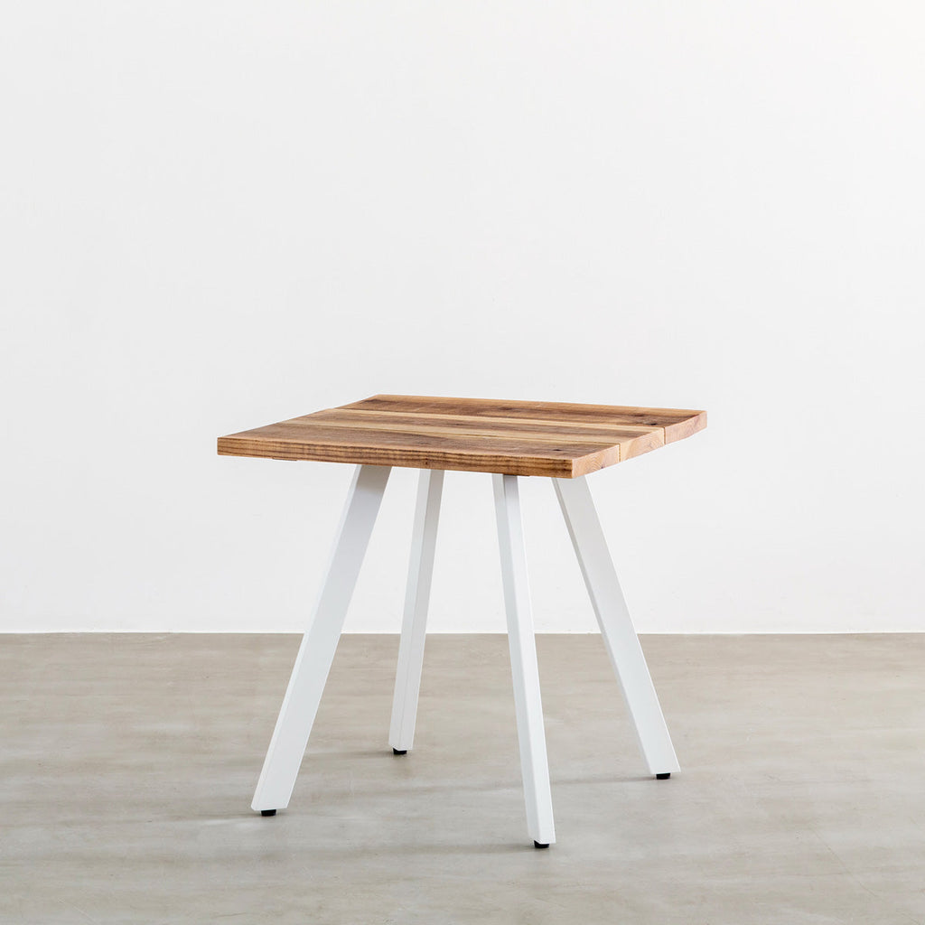kanademonoの杉無垢ヴィンテージ天板とマットホワイト4pin脚の一辺72cmスクエアカフェテーブル