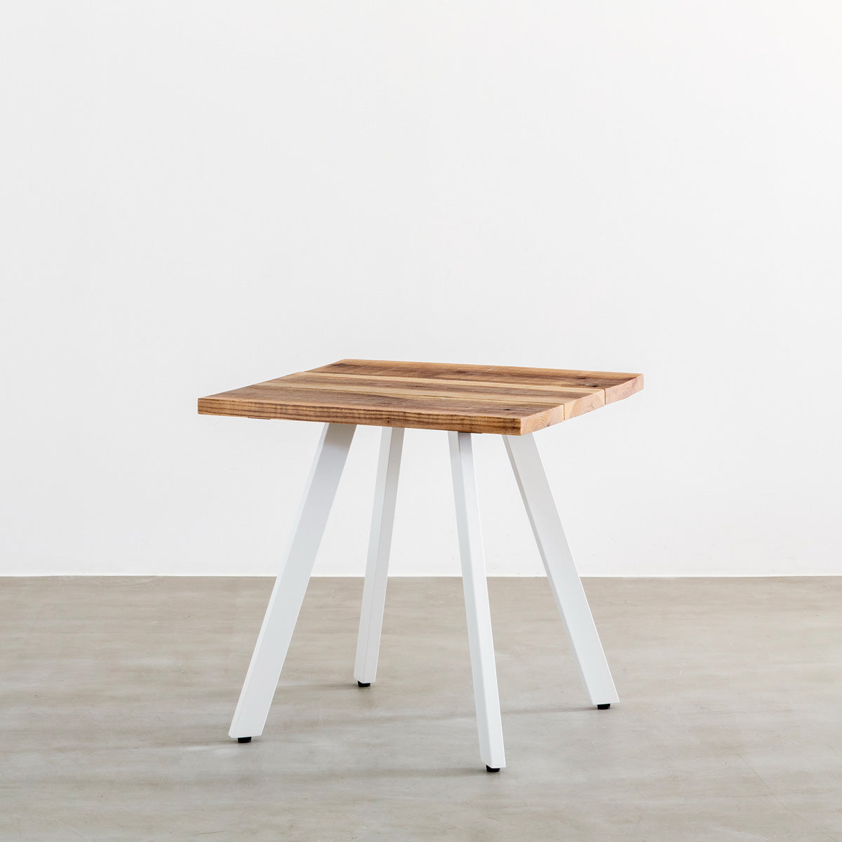 kanademonoの杉無垢ヴィンテージ天板とマットホワイト4pin脚の一辺72cmスクエアカフェテーブル