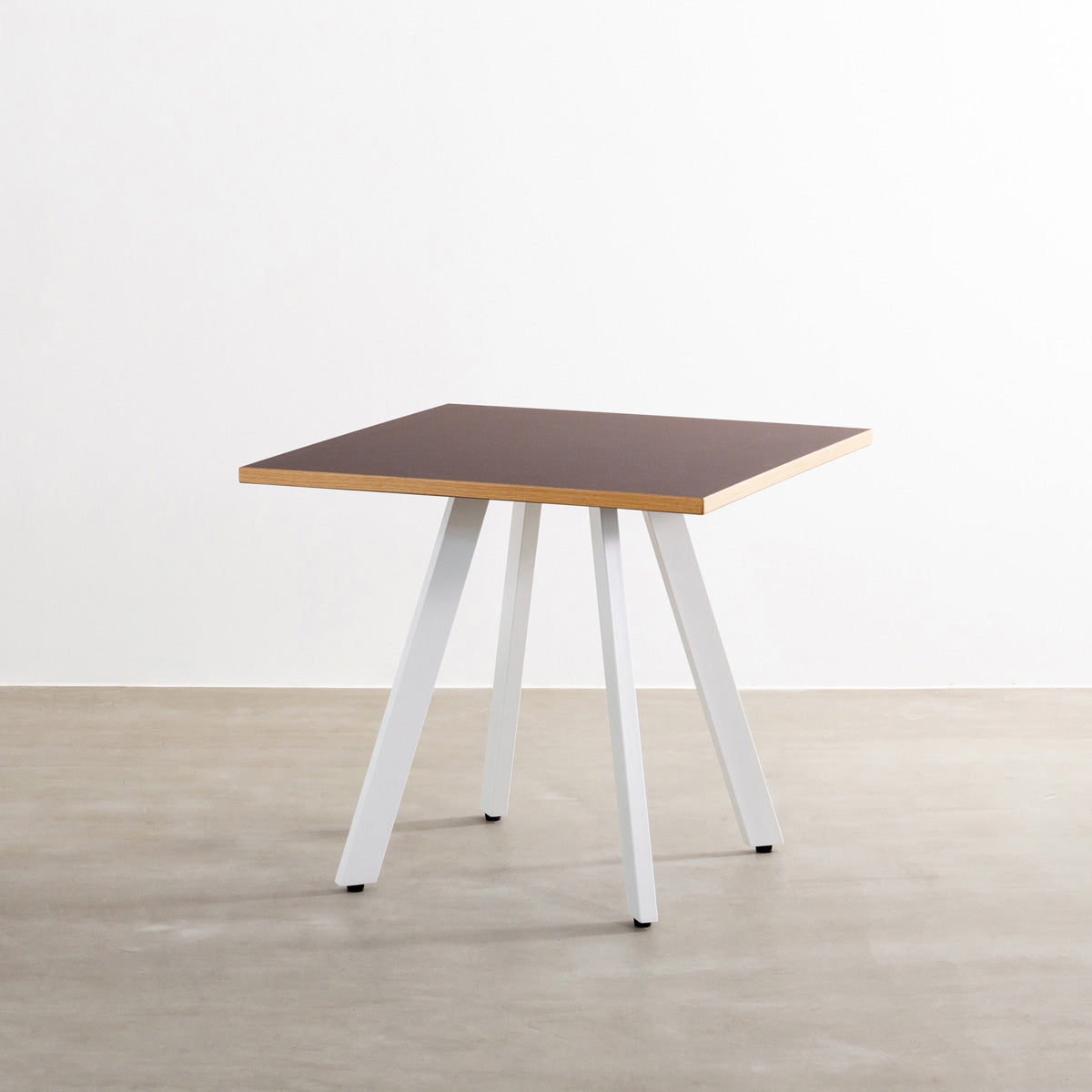 kanademonoのリノリウムMAUBE天板とマットホワイト4pin脚の一辺80cmスクエアカフェテーブル